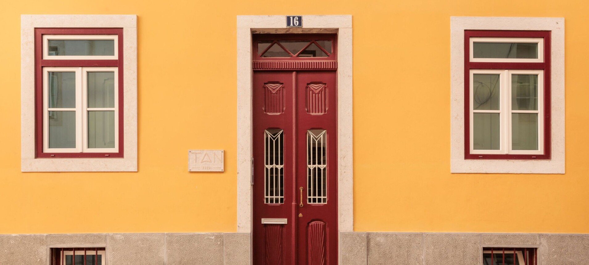 1 tan-frederico-valssassina-patio-do-tijolo-historic-light-filled-apartments